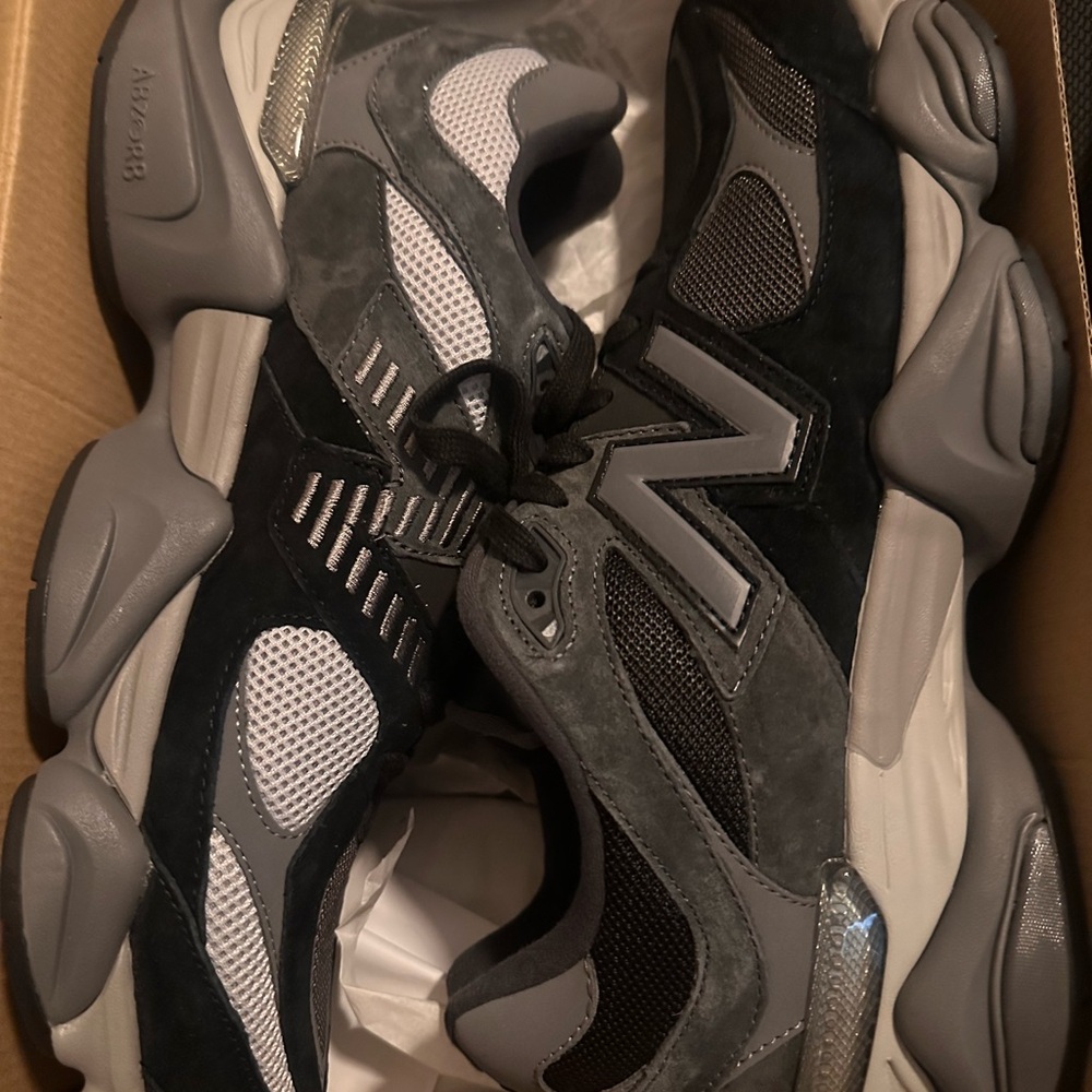 New Balance Men's Black and Gray Athletic Sneakers